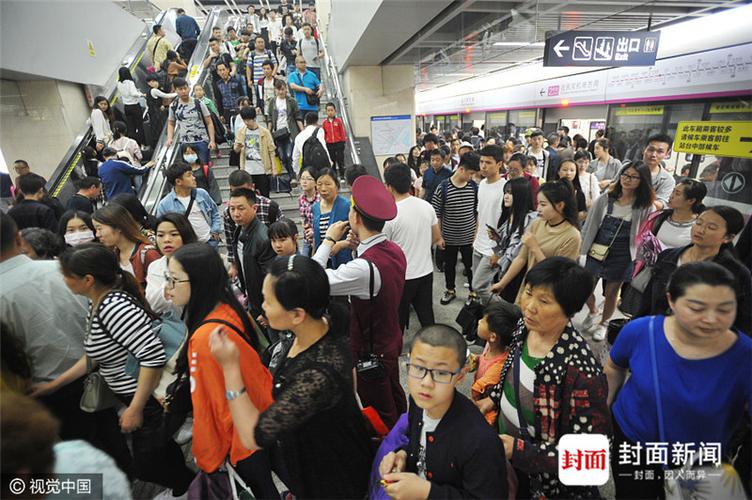 2025澳门天天开好彩大全回顾和带不同小孩地铁乞讨与地铁带两个小孩