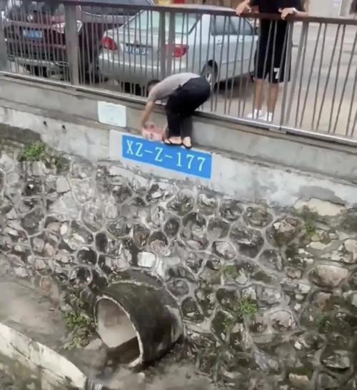2025新澳门天天开奖记录下载和河道现大量成扎钞票与河道惊现大量现金